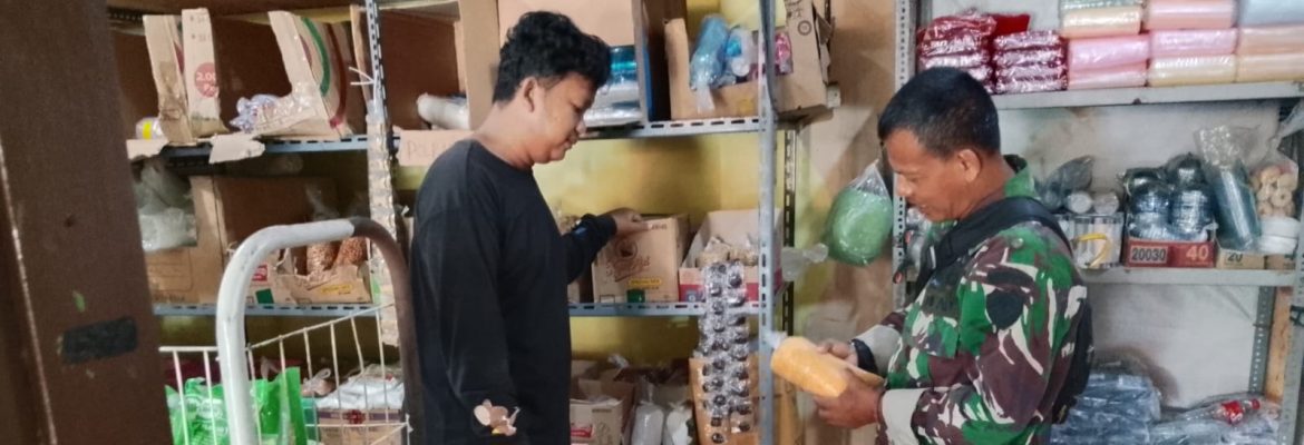 Babinsa Koramil 1603/Lohbener Laksanakan Pemantauan Harga Sembako di Desa Lohbener