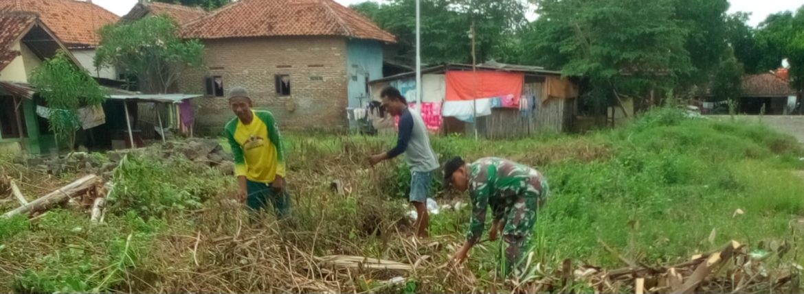 Babinsa Koramil 1608/Karangampel Gelar Kerja Bhakti Bersama Warga Desa Kaplongan Lor