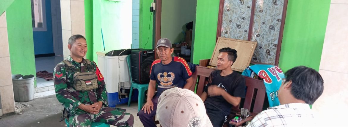 Babinsa Koramil 1601/Indramayu Laksanakan Komsos Bersama Warga Desa Tambak