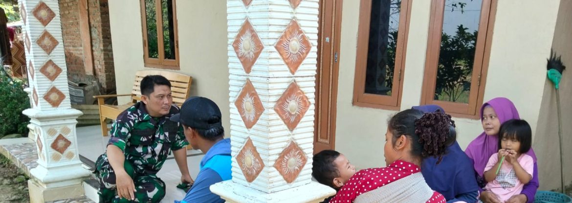 Babinsa Koramil 1605/Sukagumiwang Gelar Komsos Bersama Tokoh Pemuda dan Warga Desa Sukawera