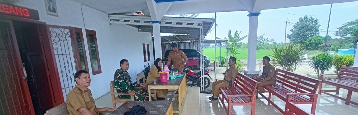 Babinsa Koramil 1611/Losarang Gelar Komsos Bersama Aparatur Desa Rajaiyang
