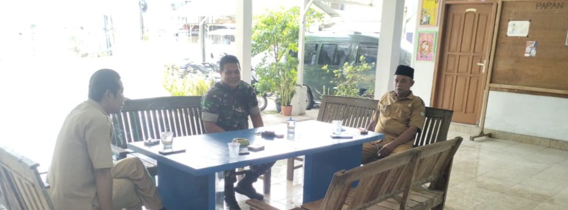 Perkuat Silaturahmi dan Deteksi Dini, Babinsa Koramil 1601/Indramayu Komsos Bersama Kuwu Desa Sukaurip