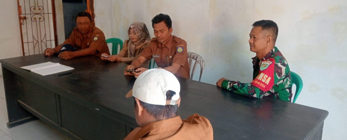 Pererat Sinergi, Babinsa Koramil 1608 Karangampel Komsos Bersama Pamong Desa Tanjungsari