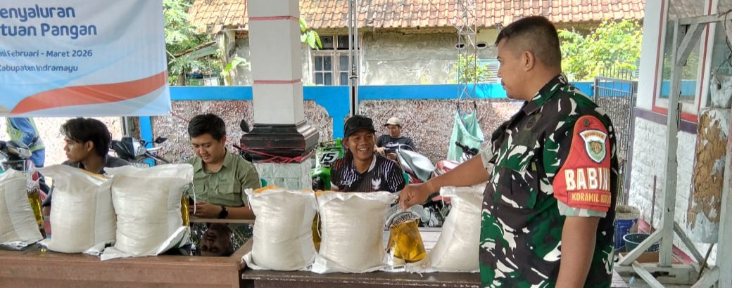 Babinsa Koramil 1601 Indramayu Kawal Penyaluran Bantuan Pangan di Desa Telukagung