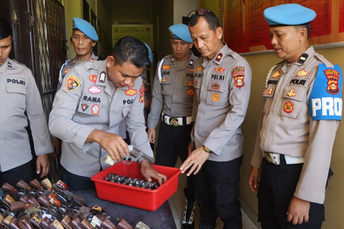 Polres Ogan Ilir Laksanakan Pengecekan Senjata Api Dinas, Pastikan Tertib Administrasi dan Kesiapan Personel