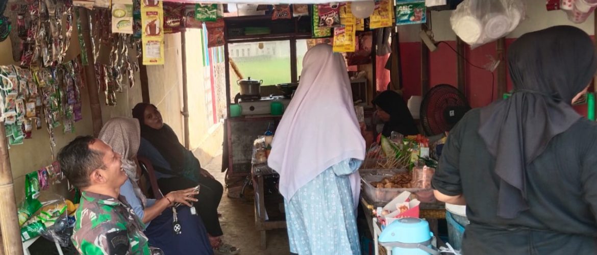Babinsa Koramil 1601 Indramayu Perkuat Silaturahmi Lewat Komsos di Desa Plumbon
