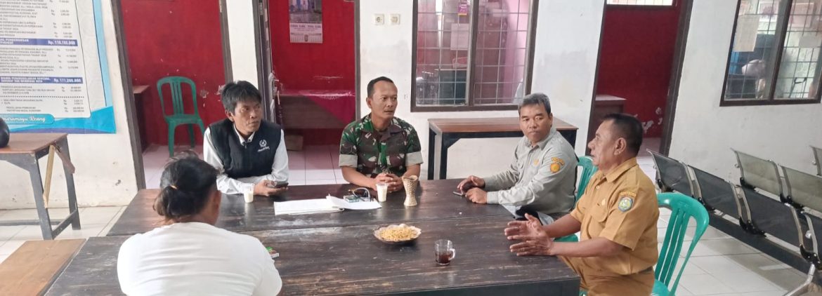 Babinsa Koramil 1608 Karangampel Komsos dan Silaturahmi Bersama Warga Desa Tanjungpura
