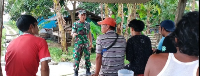 Babinsa Koramil 1605 Sukagumiwang Komsos Bersama Warga Tenajar Kidul, Dorong Siskamling Aktif Kembali