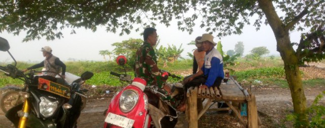 Babinsa Koramil 1603 Lohbener Komsos Bersama Petani Desa Tawangsari, Tekankan Kamtibmas