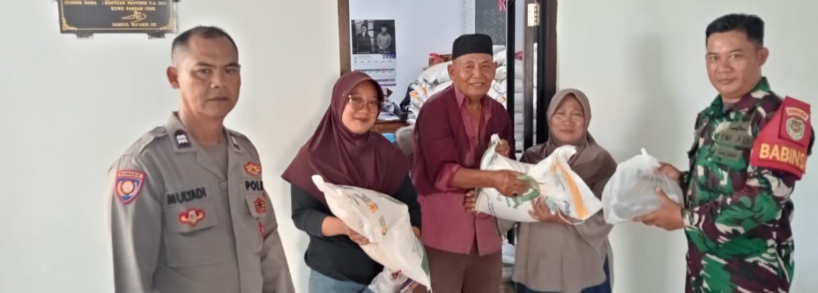 Babinsa Koramil 1601 Indramayu Dampingi Pendistribusian Bantuan Pangan di Desa Tambak