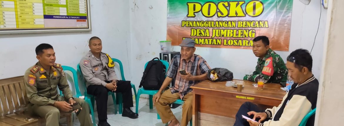 Babinsa Koramil 1611 Losarang Komsos Bersama Pamong Desa Jumbleng