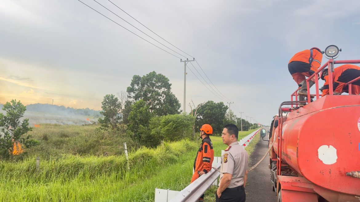 Kapolres Ogan Ilir Bersama Tim Gabungan Laksanakan Mitigasi dan Pemadaman Karhutla di Desa Palem Raya