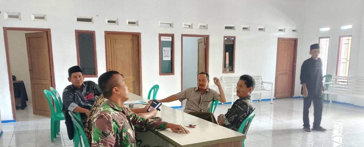 Babinsa Koramil 1603/Lohbener Komsos Bersama Pamong Desa Bojongslawi, Bahas Keamanan Wilayah