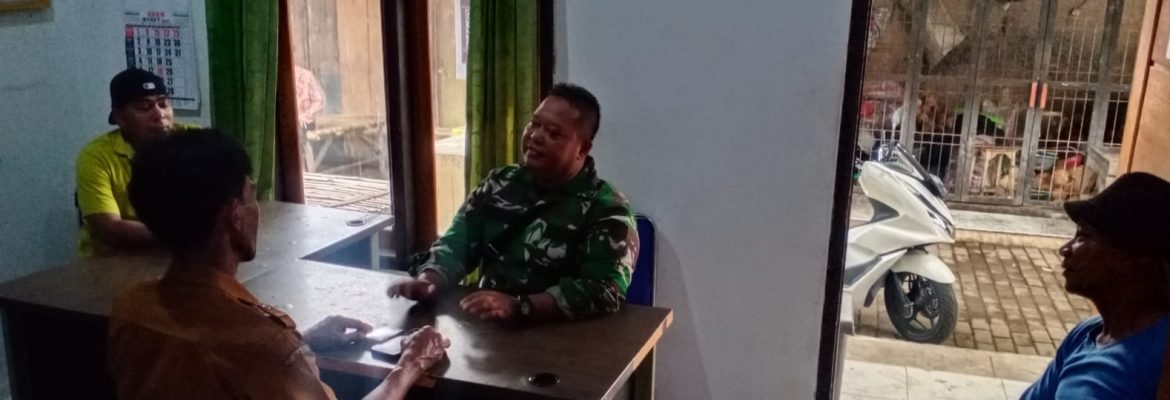 Babinsa Koramil 1605/Sukagumiwang Komsos Bersama Kepala Pasar dan Warga Desa Bondan