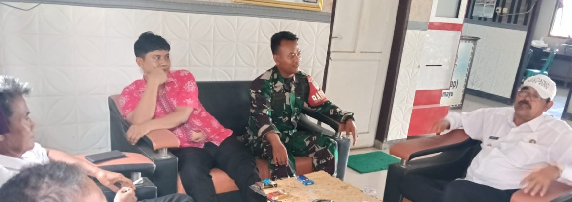 Babinsa Koramil 1611/Losarang Komsos Bersama Pamong Desa, Ajak Warga Jaga Kamtibmas