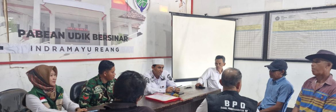 Babinsa Koramil 1601/Indramayu Komsos di Desa Pabeanudik, Ajak Warga Jaga Keamanan dan Kebersihan