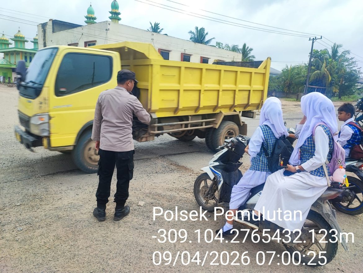 Emban Tugas Sebagai Pelindung, Pengayom dan Pelayan Masyarakat, Personil Polsek Pemulutan Berikan Himbauan dan Bantu Aktivitas Masyarakat Serta Anak Sekolah