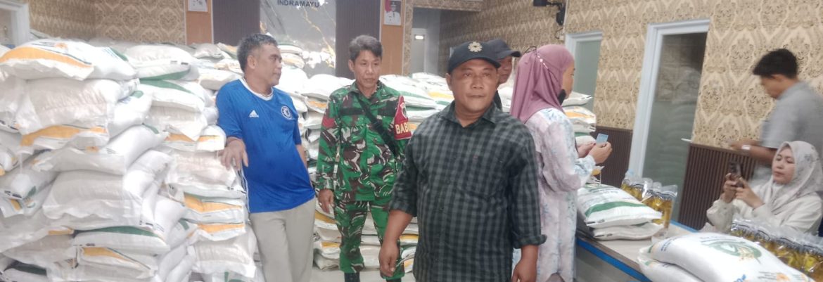 Babinsa Koramil 1601 Indramayu Dampingi Penyaluran Bantuan Pangan di Desa Singajaya