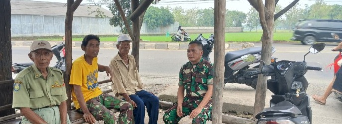Babinsa Koramil 1605 Sukagumiwang Komsos Bersama Warga Desa Tulungagung, Bahas Keamanan hingga Ketahanan Pangan