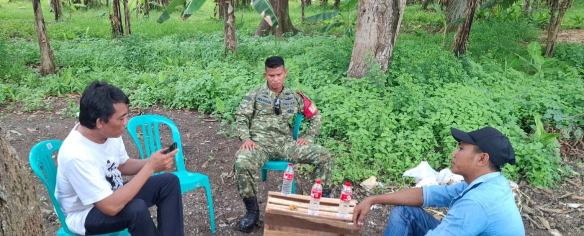 Komsos Babinsa Koramil 1601 Indramayu di Desa Sudimampir, Perkuat Silaturahmi dan Kepedulian Lingkungan