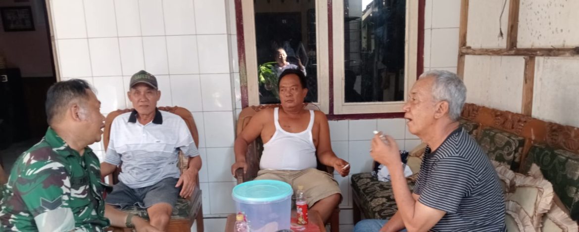 Sertu A.Zaeni Babinsa Koramil 1601/Indramayu Komsos Bersama Warga Desa Sukareja, Tekankan Keamanan dan Kemajuan Pertanian
