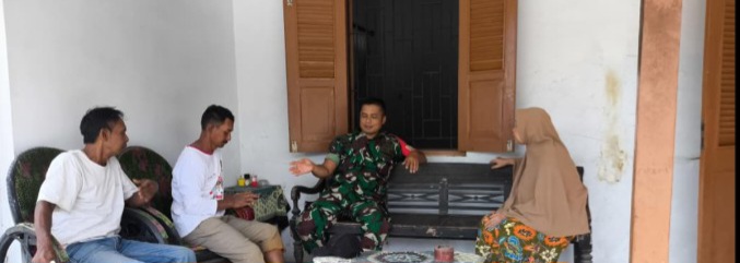 Babinsa Koramil 1608 Karangampel Komsos Bersama Warga Desa Karangampel