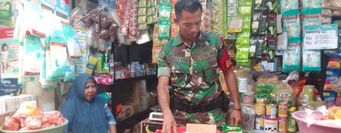 Babinsa Koramil 1605 Sukagumiwang Monitoring dan Pendataan Harga Bahan Pokok di Wilayah Binaan