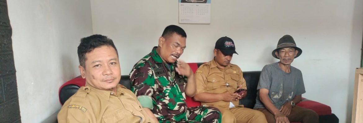 Babinsa Koramil 1605 Sukagumiwang Komsos Bersama Pamong dan Tomas Desa Tenajar Lor