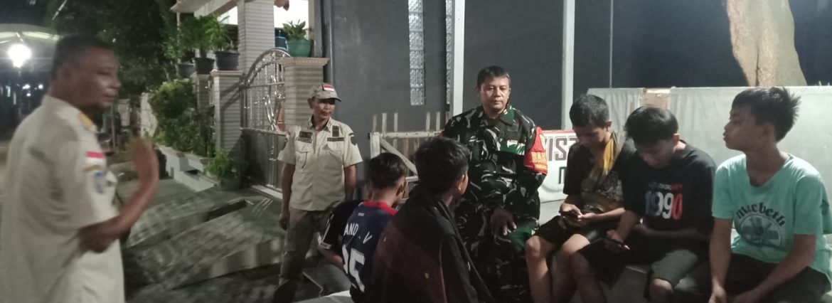 Babinsa Koramil 1601/Indramayu Bersama Kasi Trantib Berikan Himbauan kepada Remaja di Kelurahan Bojong Sari