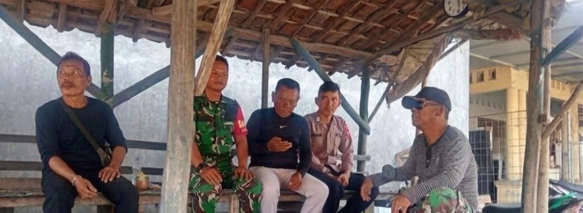 Babinsa Koramil 1608 Karangampel Komsos Bersama Bhabinkamtibmas dan Warga Desa Tanjungsari