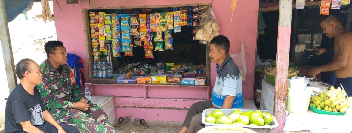 Babinsa Koramil 1611 Losarang Komsos Bersama Masyarakat Desa Jumbleng