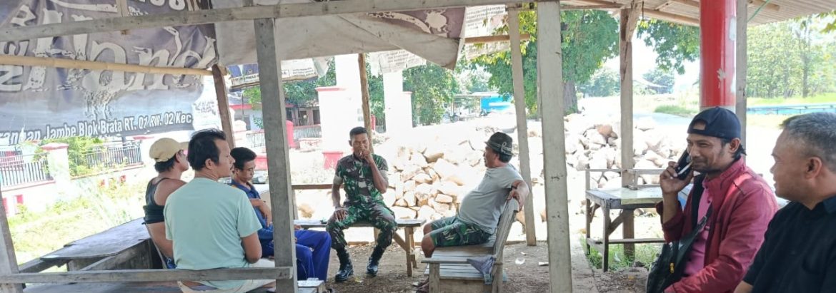 Babinsa Koramil 1605/Sukagumiwang Laksanakan Komsos Bersama Masyarakat Desa Larangan Jambe