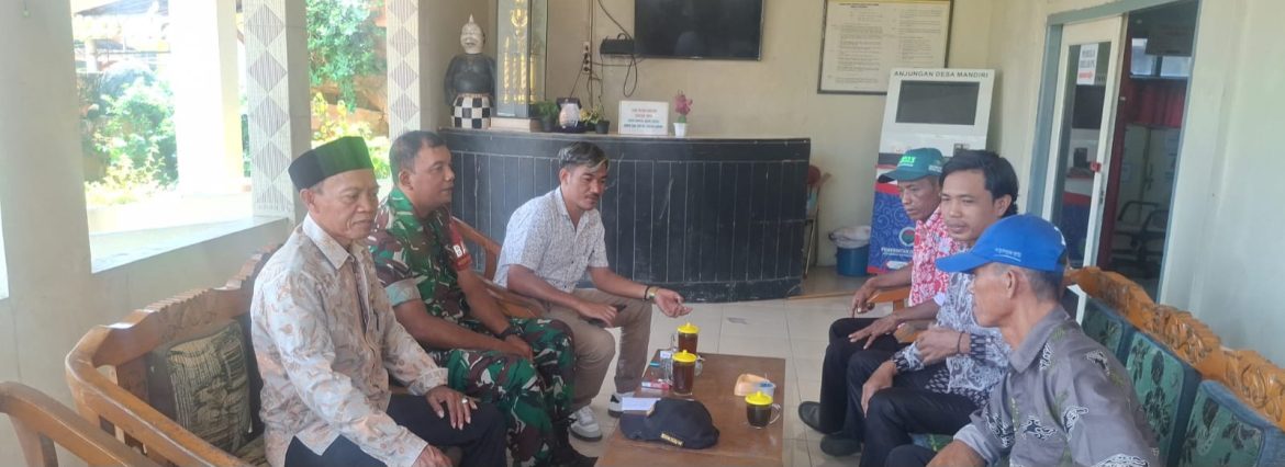 Babinsa Koramil 1608/Karangampel Laksanakan Komsos Bersama Perangkat Desa Kedokan Agung