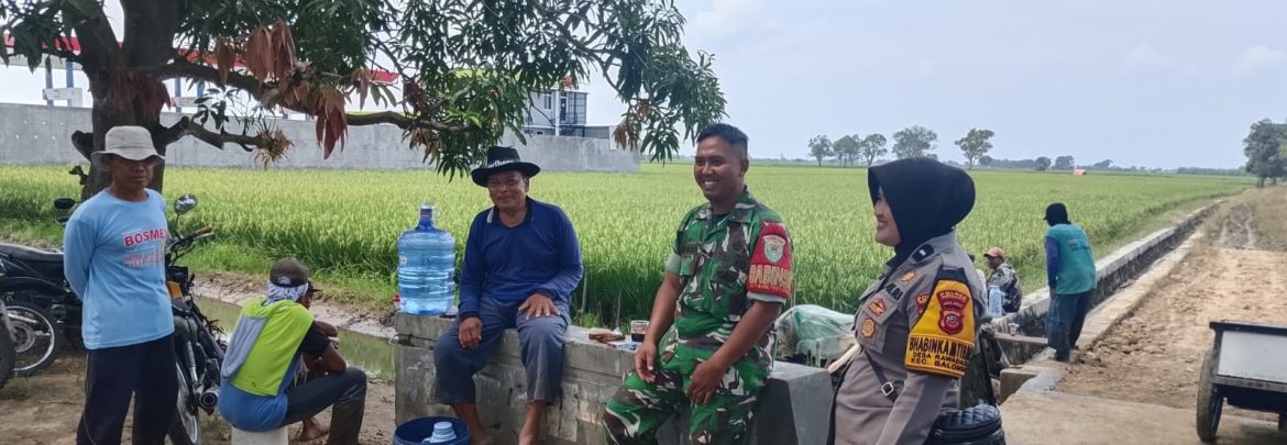 Komsos Anggota Koramil 1601/Indramayu Bersama Bhabinkamtibmas di Desa Rawadalem