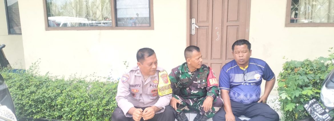 Babinsa Koramil 1603/Lohbener Laksanakan Komsos Bersama Bhabinkamtibmas dan Masyarakat Desa Lohbener