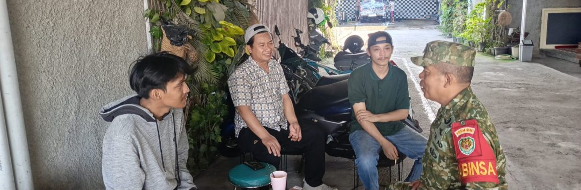 Komsos Anggota Koramil 1601/Indramayu di Wilayah Binaan Kelurahan Karanganyar