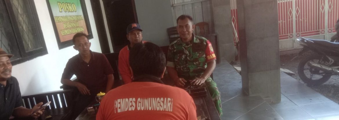 Babinsa Koramil 1605 Sukagumiwang Komsos Bersama Pamong Desa Gunungsari Bahas Penyaluran Bantuan Pangan