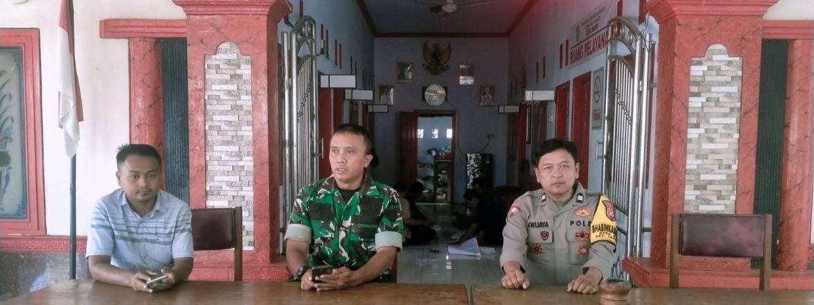 Babinsa Koramil 1603 Lohbener Komsos Bersama Pamong Desa Waru, Bahas Keamanan dan Kondusivitas Wilayah
