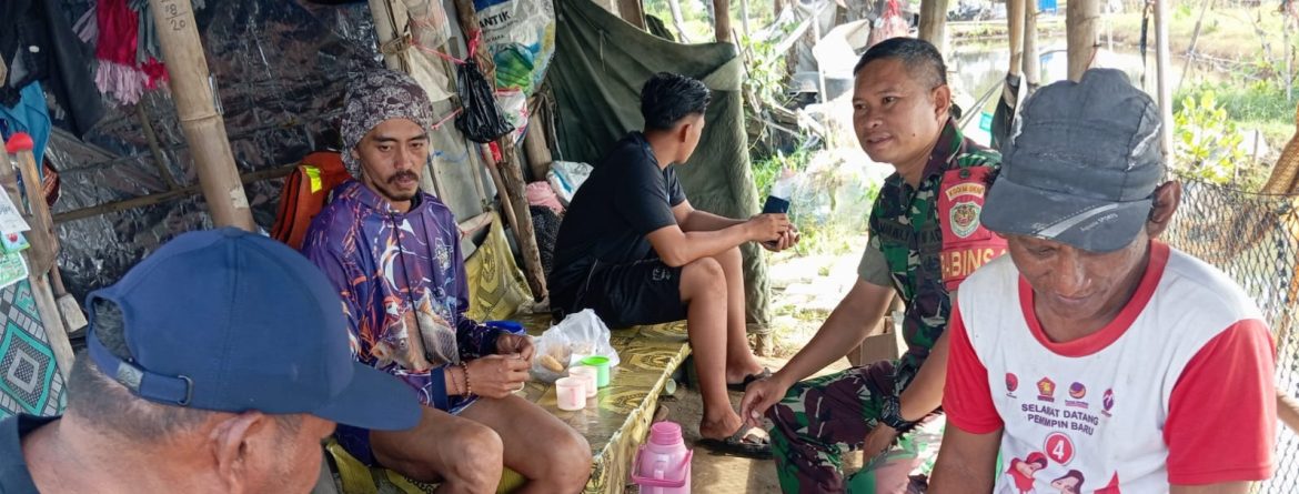 Babinsa Koramil 1601/Indramayu Komsos Bersama Warga Desa Tambak, Ajak Jaga Kamtibmas dan Gotong Royong