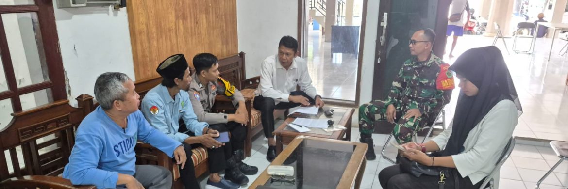 Babinsa Koramil 1601/Indramayu Komsos Bersama Warga dan Pemdes Tegalurung, Perkuat Silaturahmi dan Dukung Program Pemerintah