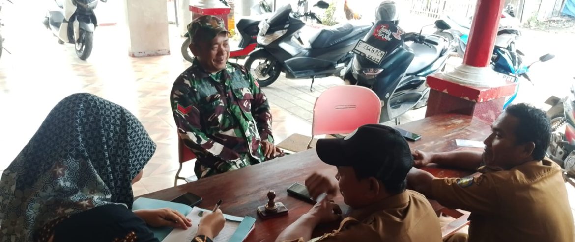 Babinsa Koramil 1611/Losarang Pererat Silaturahmi Lewat Komsos Bersama Warga Desa Santing