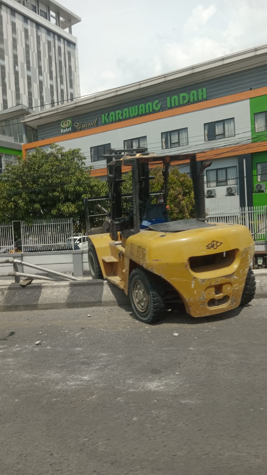 Forklift Tersangkut di Flyover Bypass Karawang, Lalu Lintas Sempat Tersendat