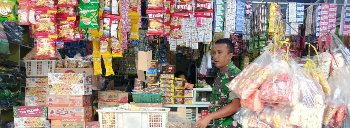 Babinsa Koramil 1603 Lohbener Pantau Harga Sembako di Desa Legok