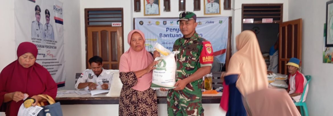 Babinsa Koramil 1601 Indramayu Dampingi Penyaluran Bantuan Pangan di Desa Gelarmandala