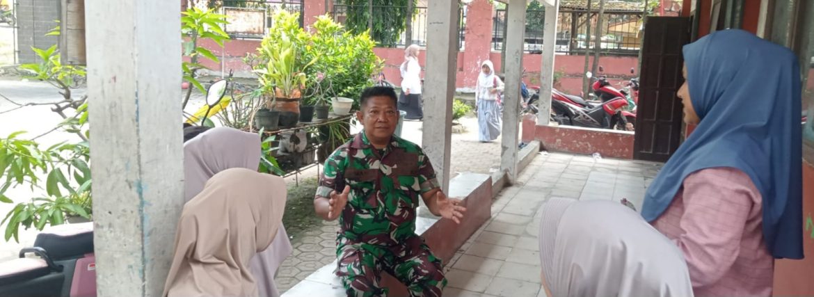 Serka Amani Babinsa Koramil 1611/Losarang Komsos Bersama Warga Desa Cemara Kulon