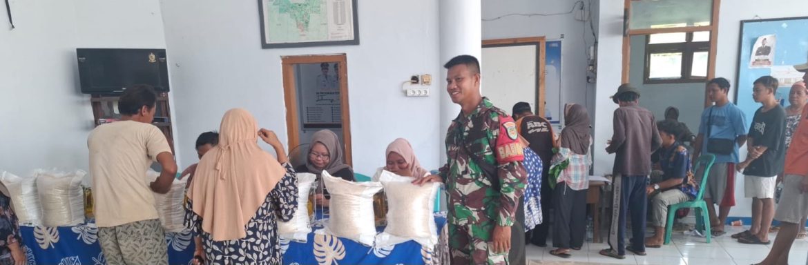 Babinsa Koramil 1601 Indramayu Distribusikan Bantuan Pangan BP-CBP di Desa Sudimampir Lor