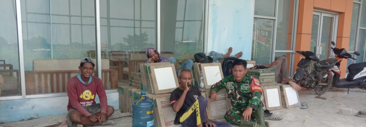 Babinsa Koramil 1601/Indramayu Gelar Komsos Bersama Warga Desa Pabeanudik
