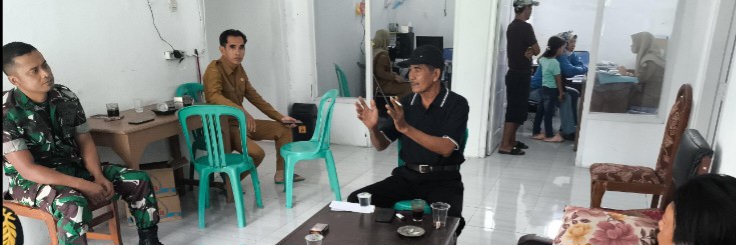 Babinsa Koramil 1608/Karangampel Komsos Bersama Pamong Desa, Bahas Kondusifitas Wilayah