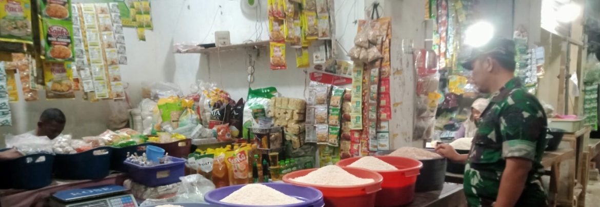 Babinsa Koramil 1605/Sukagumiwang Monitoring dan Pendataan Harga Bahan Pokok di Wilayah Binaan