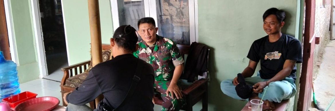 Babinsa Koramil 1605/Sukagumiwang Komsos Bersama Tokoh dan Masyarakat Desa Sukawera